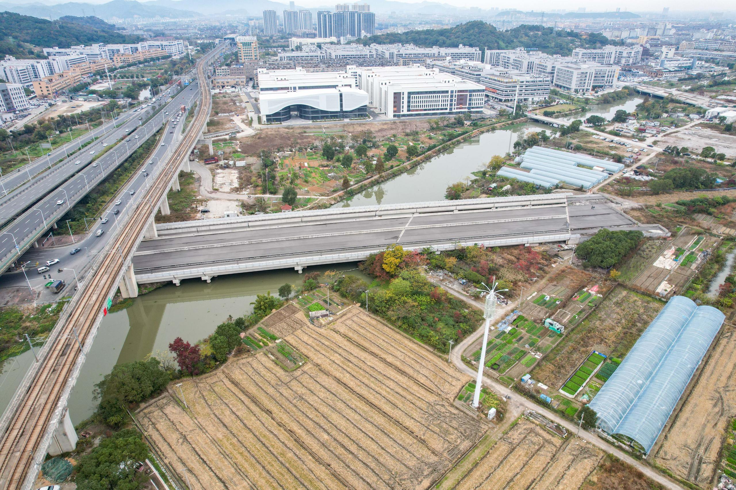 疏港公路与横峰大道连接线工程（横峰大道跨桐山溪桥、跨高洋河桥）（参建）